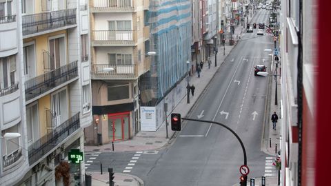 Incluso a concorrida avenida da Coruña, a primeira hora da mañá, amosa pouca actividade.