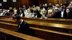 El atleta Oscar Pistorius se sienta en el banquillo de los acusados.