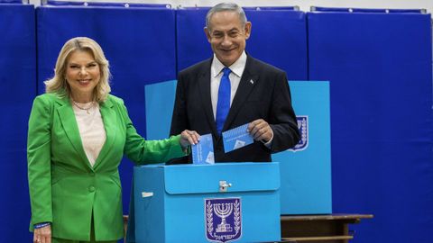 El ex primer ministro israelí Benjamín Netanyahu junto a su esposa Sara mientras emiten hoy su voto.