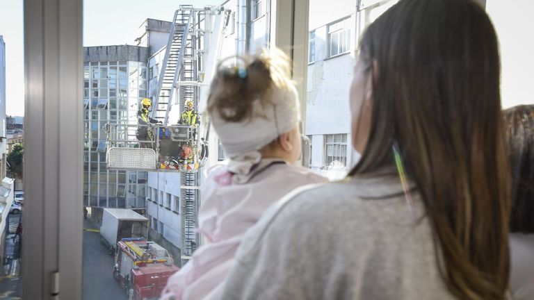 Nabor Vázquez: «Cuando accedemos ya vemos las cabecitas de los peques pegadas al cristal del hospital»