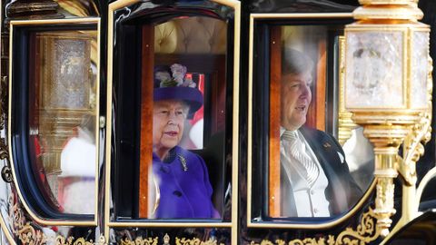 La reina Isabel II de Inglaterra y el rey Guillermo Alejandro de Holanda, se dirigen en carroza hacia el palacio de Buckingham, en Londres, Reino Unido