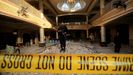 Interior de la mezquita de Peshawar destruida tras el atentado de este lunes.
