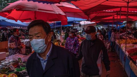 Clientes con mascarillas en un mercado chino