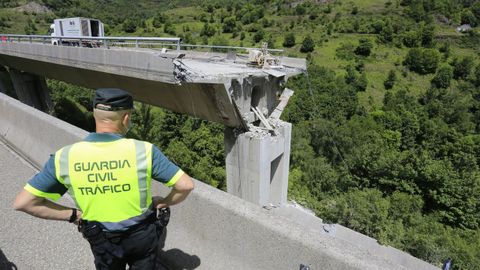 Uno de los vanos del viaducto se hundió por completo, desplazando un pilar.