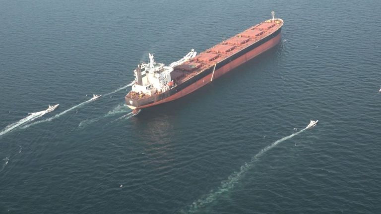 El precio del petróleo se hunde más del 12 %, por debajo los 95 dólares, tras alto el fuego en Irán