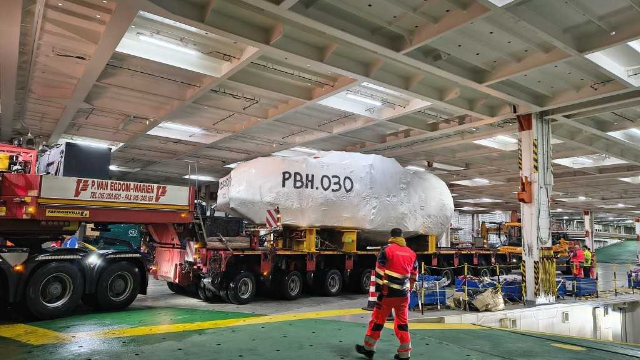 El Centro de Protonterapia de Galicia recibe el primer componente esencial del Proteus ONE, el equipo más avanzado contra el cáncer