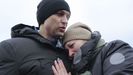 El preso ucraniano Ivan Katyshev es abrazado por su madre