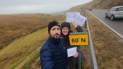 Alexandre y Zaira en las islas Shetland mostrando la documentación electoral del 18F desde el paralelo 60 norte, la semana pasada.