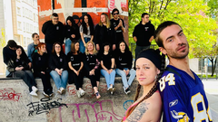 Ari y scar, en el parque corus donde se grab el videoclip junto a la representacin de mujeres de la asociacin Fibro Visibles.