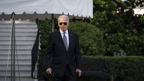 Biden se acerca a los periodistas en la Casa Blanca antes de partir para Camp David