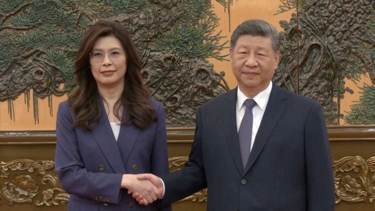 Xi Jinping recibe en Pekín a la líder de la oposición de Taiwán en un encuentro sin precedentes en diez años