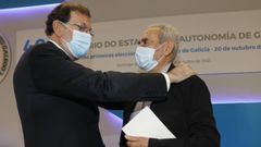 Mariano Rajoy, saludando a Camilo Nogueira, con quien compartió vivencias en el primer Parlamento de Galicia