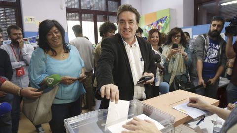  El candidato de IU a la Comunidad de Madrid, Luis Garca Montero, vota para las elecciones del 24M, acompaado de su mujer, la escritora Almudena Grandes, en el colegio Pi i Margall de la capital