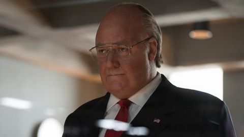 Russell Crowe, caracterizado como Roger Ailes