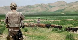 En la imagen, un soldado de la Brilat vigila una actividad local en la misin que la Brigada desarroll en Afganistn durante parte del ao 2013. 