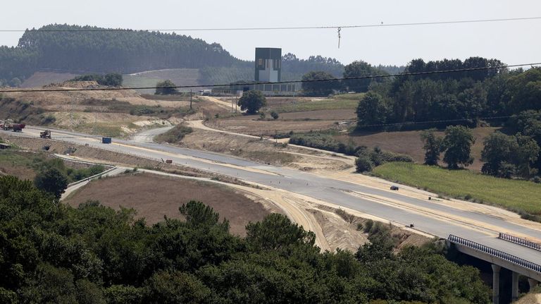 El final de las obras de la autovía A-54, de Lugo a Santiago, acumula ocho meses de retraso y sin fecha de apertura