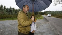 Miguel Fernndez lleva meses denunciando que la parada de bus escolar que han asignado a su hija es muy peligrosa