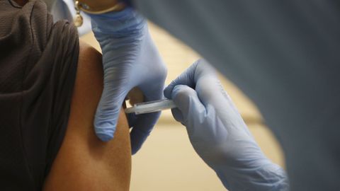 Un nio recibe la vacuna contra el covid-19 en Crdoba