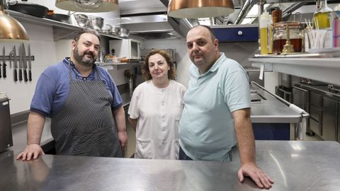 Manuel ngel, Mercedes y Jos Pablo Puente Daz, en la cocina del restaurante Marcial.