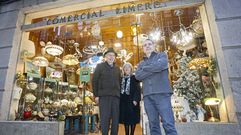 Benigno Limeres y Carmina Arias, junto a su hijo Federico, que ahora lleva las riendas del negocio de iluminacin que ellos montaron.