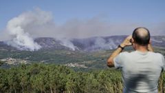 Incendio forestal en Lobeira visto desde el puesto de vigilancia Motas o Viso