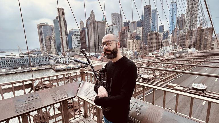 O gaiteiro do Carballiño Isidro Vidal inspirouse para o seu último EP "Drops: New York" nunha viaxe e mini xira polo estado norteamericano.