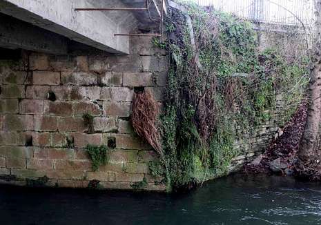 El puente de Calvo Sotelo tiene pilar y estribos de siller�a de granito y el espig�n izquierdo de Ponte Ribeira es de granito.