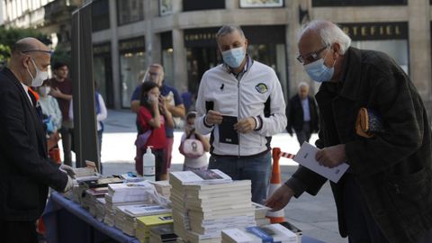 Letras Galegas: entrega de libros na rúa do Paseo, en Ourense