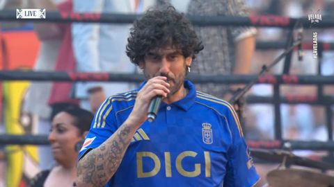 Melendi, con la camiseta del Real Oviedo, en La Velada