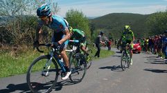 Un grupo de ciclistas sube un puerto en Asturias durante una carrera.Un grupo de ciclistas sube un puerto en Asturias durante una carrera