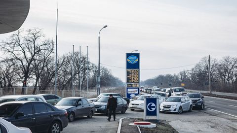 Vehículos en Kramatorsk, situado en el óblast de Donetsk, en la región de Donbass, acuden a una gasolinera, en Kramatorsk (Ucrania).