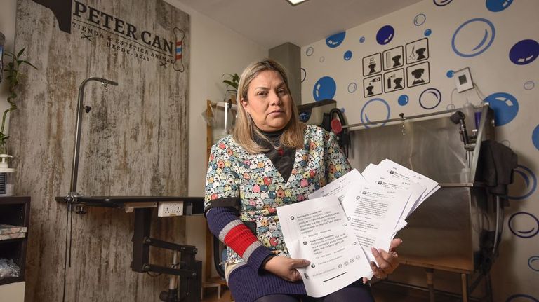 Una peluquera canina de Bueu denuncia una campaña de acoso tras morir un perro al que peinaba: «Los mensajes de odio no paran, me llaman asesina»