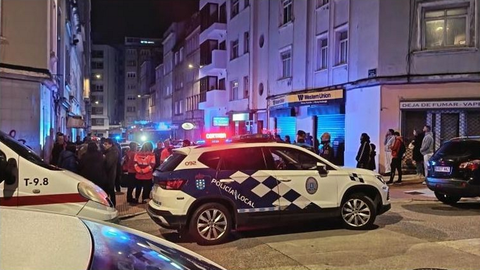 Despliegue de polic�a y bomberos por un incendio en una casa okupa de la calle Pintor Germ�n Taibo de A Coru�a