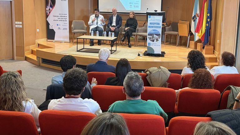 Sanitarios de hospital y de centros de salud debaten sobre patologías y tratamientos cardiológicos en Pontevedra