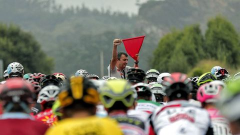 El director general de La Vuelta, Javier Guillén, se dispone a dar la salida de la 12. etapa de la prueba, en Mañón (A Coruña)