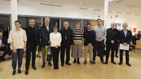 El obispo (en el centro) acompañado de algunos de los participantes en la jornada de información sobre el balance de actividad y económico de la diócesis