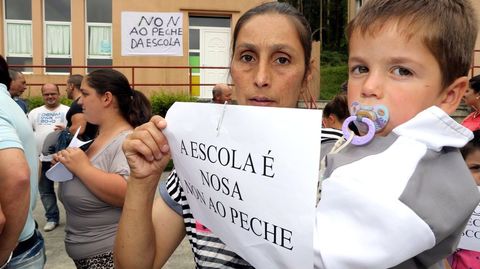Movilización contra el cierre de la unitaria de Carnés, en Vimianzo, en el 2014
