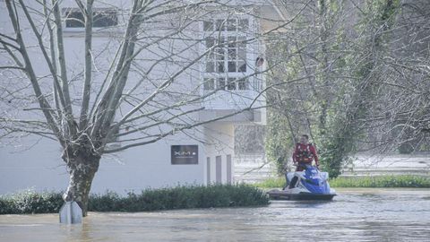 Rescate de los vecinos con motos de agua