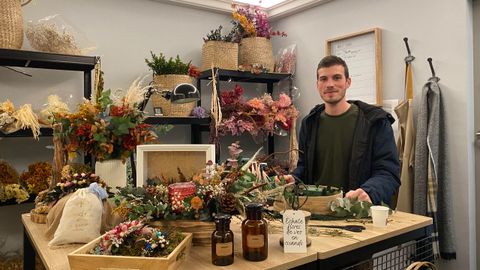 Fran abrió en noviembre Amodiño, especializado en arte floral