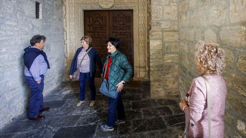 Vecinos de Belorado (Burgos) esperaban este lunes para asistir a una misa en el convento de las clarisas que finalmente no se ha celebrado