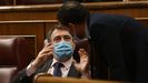El portavoz del PNV, Aitor Esteban, conversa, este martes, con el portavoz de Ciudadanos en el Congreso, Edmundo Bal