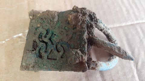 Hebilla de un cinturn romano de placas de bronce encontrado en la cueva asturiana de La Cerrosa (Suaras, Peamellera Baja)