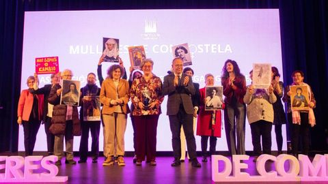 Representantes de la Asociación de Mulleres Cristiás Galegas suben a recoger el premio en el Auditorio de manos del alcalde, Xosé Sánchez Bugallo, y de la portavoz municipal del BNG, Goretti Sanmartín.