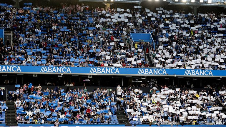 Mosaico blanquiazul en los prolegómenos del partido contra el Sporting en Riazor