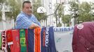 Chiqui Barros, en imagen de archivo, posa en Esteiro con algunas de las camisetas de los clubes a los que estuvo ligado.