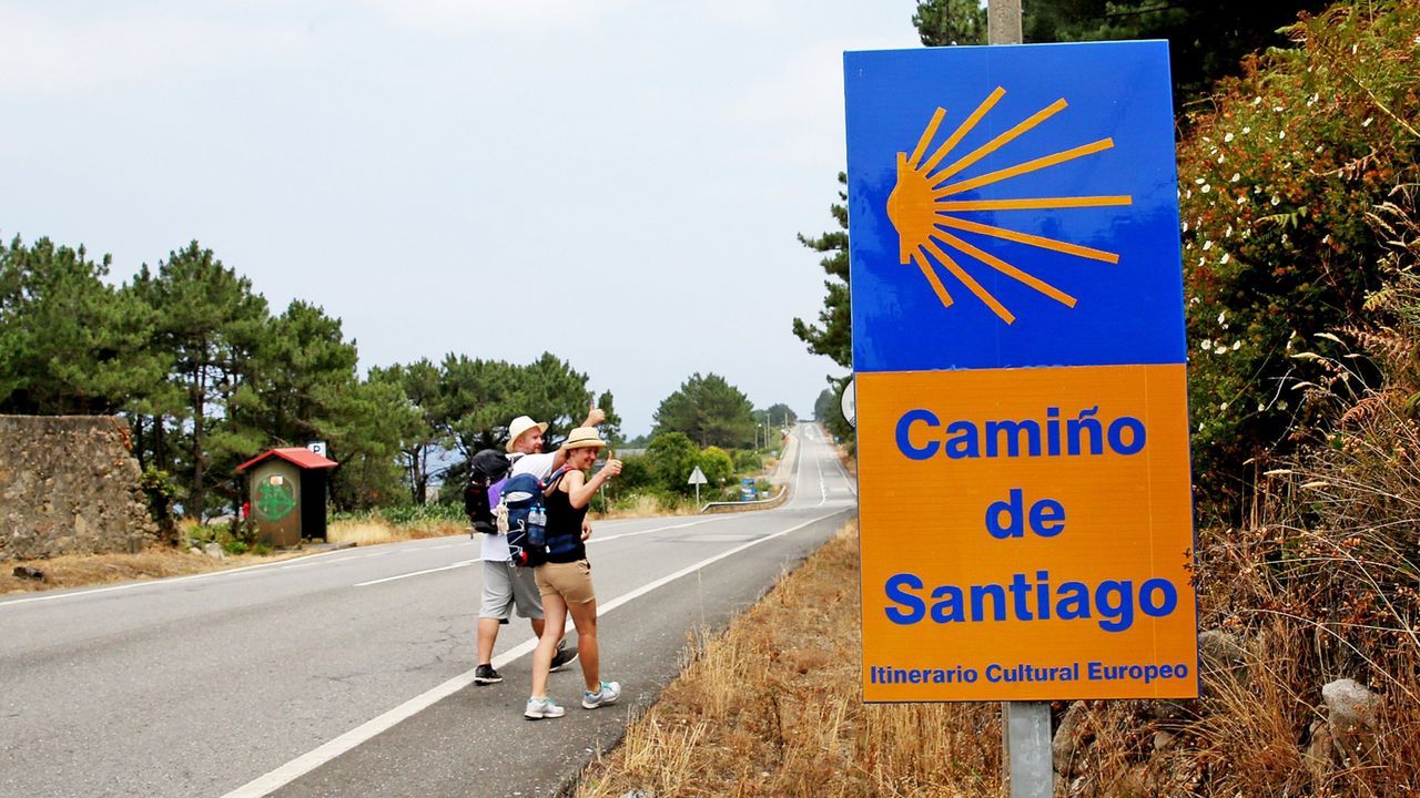 Ruta de las cascadas de Quiroga.Imagen de archivo de turistas y peregrinos en el Cabo Fisterra, uno de los principales destinos de la Costa da Morte