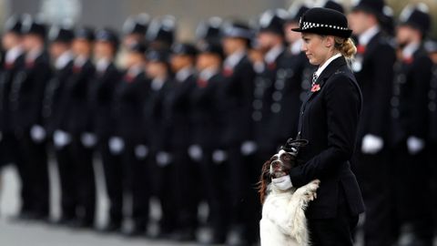 Una oficial de polici y su perro durante un desfile en Londres (Reino Unido).