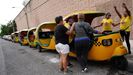 Taxistas de La Habana hacen cola para llenar el depósito de sus vehículos, en medio de la falta de suministro de combustible.