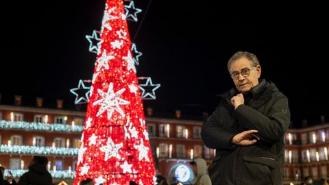 Roberto Verino, ante el rbol de Navidad de la Plaza Mayor de Madrid diseado por el modisto ourensano