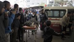 Las personas heridas en los ataques areos israeles en el sur de Gaza llegan al Hospital Nasser en Khan Yunis, en el sur de la Franja de Gaza.